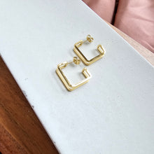 Load image into Gallery viewer, Luxe Gold Kamora Hoops