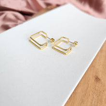 Load image into Gallery viewer, Luxe Gold Kamora Hoops