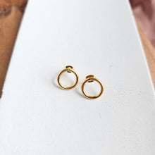Load image into Gallery viewer, Luxe Gold Oriana Studs - Medium