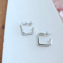 Load image into Gallery viewer, Luxe Silver Kamora Hoops