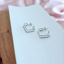 Load image into Gallery viewer, Luxe Silver Kamora Hoops