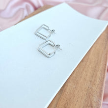 Load image into Gallery viewer, Luxe Silver Kamora Hoops