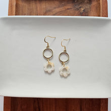 Load image into Gallery viewer, Poppy Earrings - Cream