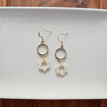 Load image into Gallery viewer, Poppy Earrings - Cream