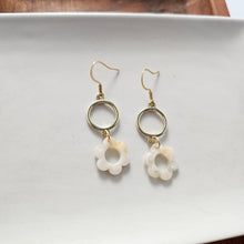 Load image into Gallery viewer, Poppy Earrings - Cream