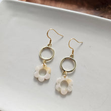 Load image into Gallery viewer, Poppy Earrings - Cream