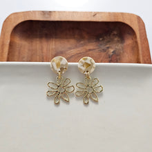 Load image into Gallery viewer, Lily Earrings - Daffodil
