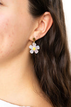Load image into Gallery viewer, Dainty Daisy Earrings