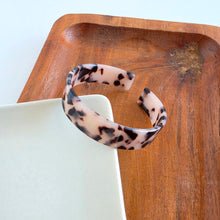 Load image into Gallery viewer, Brynn Bracelet - Blonde Tortoise - Standard