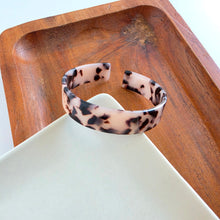 Load image into Gallery viewer, Brynn Bracelet - Blonde Tortoise - Standard