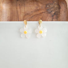 Load image into Gallery viewer, Dainty Daisy Earrings