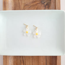 Load image into Gallery viewer, Dainty Daisy Earrings