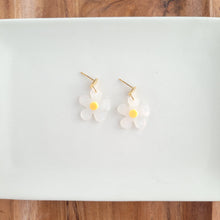 Load image into Gallery viewer, Dainty Daisy Earrings