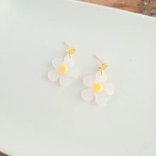 Load image into Gallery viewer, Dainty Daisy Earrings