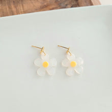 Load image into Gallery viewer, Dainty Daisy Earrings