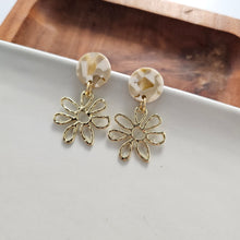 Load image into Gallery viewer, Lily Earrings - Daffodil