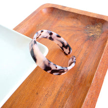 Load image into Gallery viewer, Brynn Bracelet - Blonde Tortoise - Small