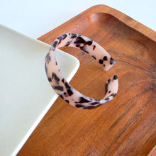 Load image into Gallery viewer, Brynn Bracelet - Blonde Tortoise - Standard