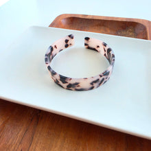 Load image into Gallery viewer, Brynn Bracelet - Blonde Tortoise - Standard