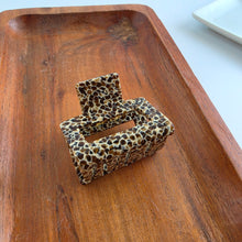 Load image into Gallery viewer, Carly Hair Claw - Giraffe