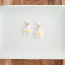 Load image into Gallery viewer, Dainty Daisy Earrings
