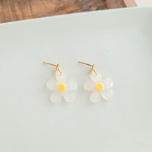 Load image into Gallery viewer, Dainty Daisy Earrings