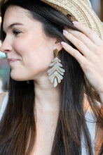 Load image into Gallery viewer, Palm Earrings - Seashell