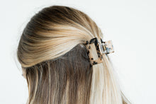 Load image into Gallery viewer, Carly Hair Claw - Blonde Tortoise
